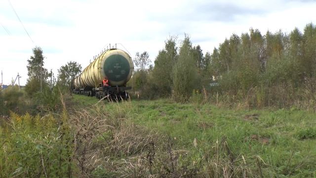 ТЕПЛОВОЗ ТГМ4-2964 С ВОСЬМИОСНЫМИ ЦИСТЕРНАМИ НА ВОССТАНОВЛЕННОЙ ВЕТКЕ