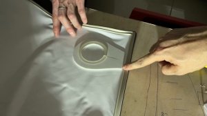 Делаем правильный обвод труб на натяжном потолке