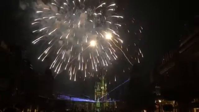 Шоу салютов каждый день завешает вечер в Диснейленде! смотреть онлайн