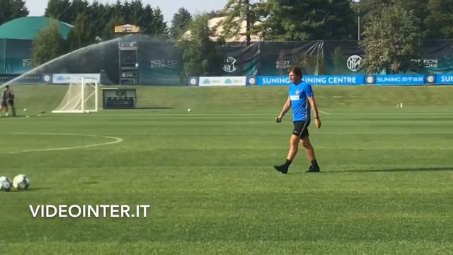 Vigilia di Champions, Conte dirige l’allenamento ad Appiano смотреть онлайн