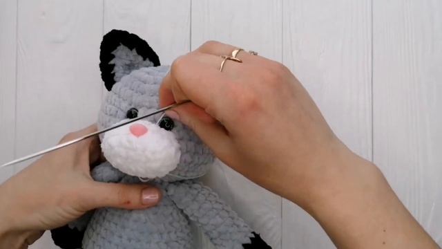 Кот из плюшевой пряжи. Как сделать утяжку мордочки. (Утяжка глаз. Утяжка носика) смотреть онлайн