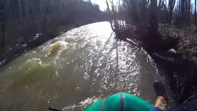Река Куряк, экипаж протащило под деревом сильным течением смотреть онлайн