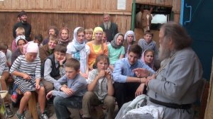 Беседа архим. Венедикта с учениками православной гимназии на конюшне 24.07.14