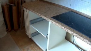 Кварцевый агломерат. Установка столешницы. Кухонная мебель.