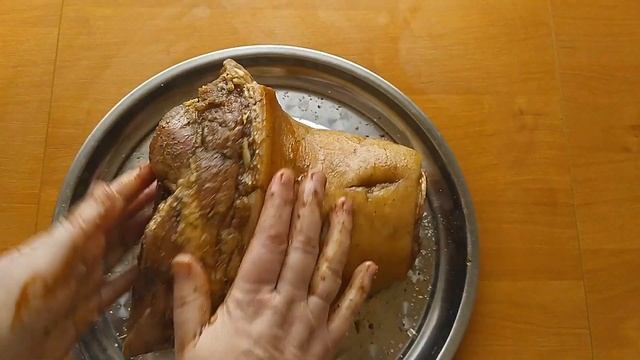 Рецепт сочной свиной рульки запеченной в духовке на праздник смотреть онлайн