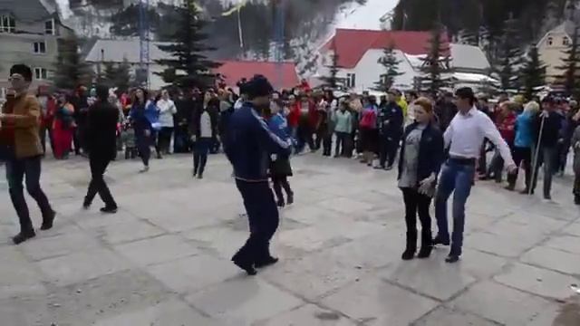 Эльбрусоид День возрождения балкарского народа Чегет танцы той смотреть онлайн