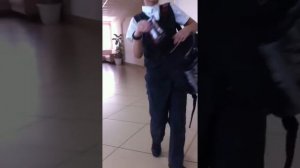 ДЕВОЧКАМ НЕ РАЗРЕШАЮТ СПУСКАТЬСЯ В ЖЕНСКИЙ ТУАЛЕТ! (они ходят в мужской)