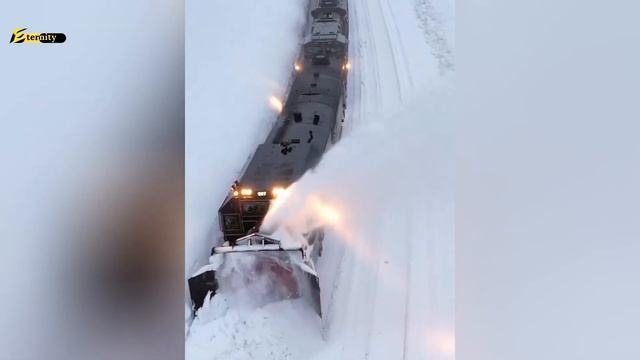 California was buried in 10 feet of snow today! Lake Tahoe traffic is paralyzed! смотреть онлайн