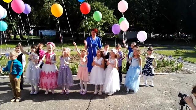 Отпускаем детство вместе с шариками!