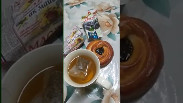 Пьёт почечный чай Карагандинец, поздравляя женщин с Восьмым марта +