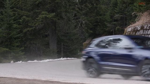 2023 Porsche Macan T in Gentian Blue смотреть онлайн