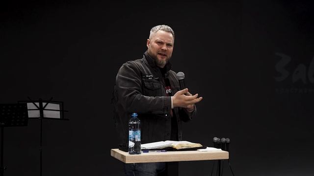 За закрытой дверью [2023.01.22] смотреть онлайн