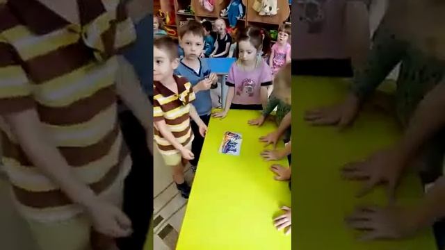 Дети группы Весёлая компания продолжают сказку Джанни Родари смотреть онлайн