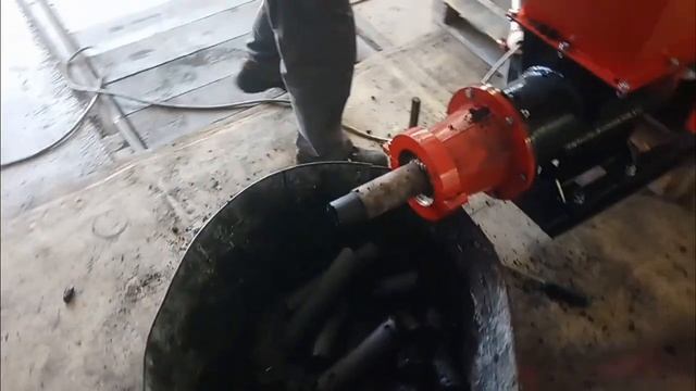 Прессование брикетов. Пресс шнековый. Прессование угольной пыли в брикеты. смотреть онлайн