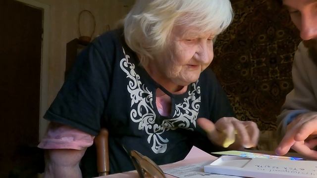 Подарили смартфон бабушке | Освоит ли в 92 года? смотреть онлайн