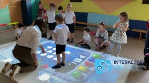 Реальное занятие педагога на интерактивном полу. Группа детей и игры с фигурами. ИНТЕРАКТИВНЫЙ ПОЛ