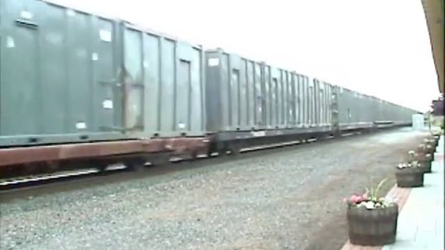 Q-409 with a CSX Bonga and a HLCX SD40-2 in BNSF H1 смотреть онлайн