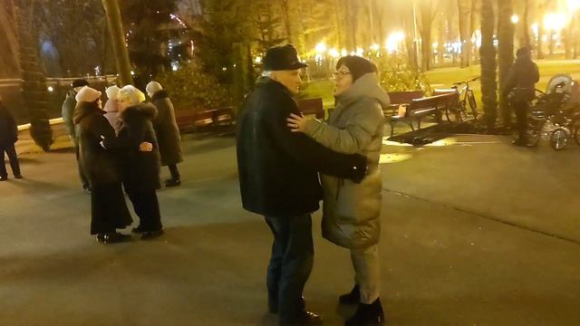 Бамовский вальс Танцы в парке Горького Харьков Декабрь 2021 смотреть онлайн