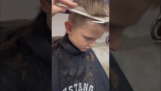 Работа с вихром в чёлочной зоне в случае укорочения, шлифовка в оптимальную форму #вихор #стрижка смотреть онлайн