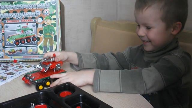 Илья собирает танк из металлического конструктора! смотреть онлайн