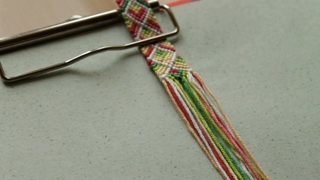 Как начать и закончить фенечку косого плетения конфеткой смотреть онлайн