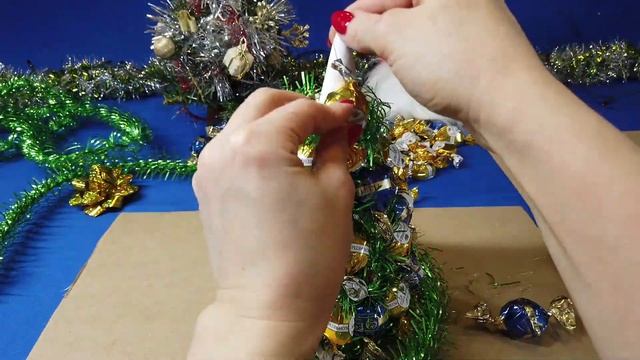 Как сделать ёлку из конфет на Новый Год? Поделка в садик, школу или подарок своими руками. #поделки смотреть онлайн