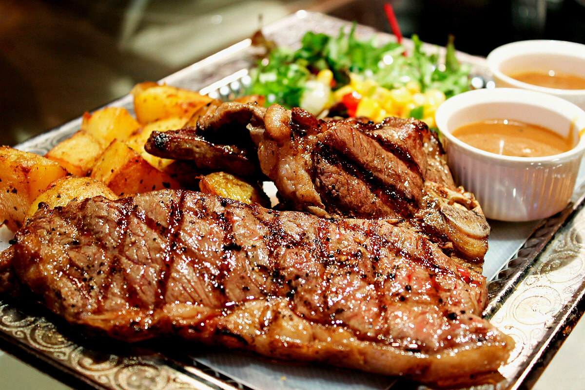 Изумительный СТЕЙК. Обжаренный на сливочном масле 300 градусов - КОРЕЙСКАЯ УЛИЧНАЯ ЕДА.mp4 смотреть онлайн