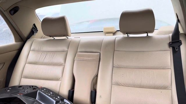 1989 Mercedes-Benz W126 S-Class at Junkyard смотреть онлайн