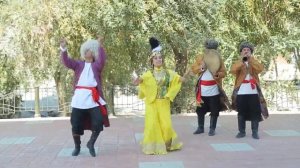 Ижрочилик санъати. Хоразм рақси "Лазги". Хоразм вилояти, Урганч шаҳри.