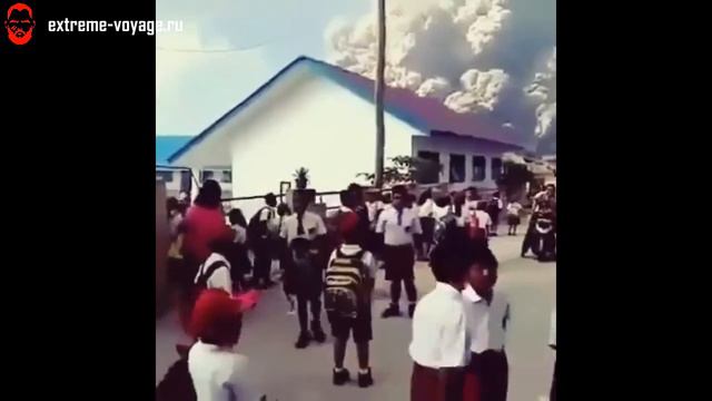 Стратовулкан Синабунг резко активизировался: видео смотреть онлайн
