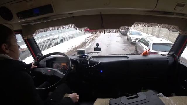 Не могла проехать, такси толкали до МКАД.mp4 смотреть онлайн