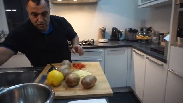 Сочный мясной рулет вместе с гарниром из тушеной картошки в духовке смотреть онлайн