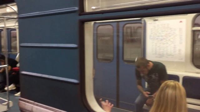Метропоезд 81-717.5 на станции Люблино смотреть онлайн
