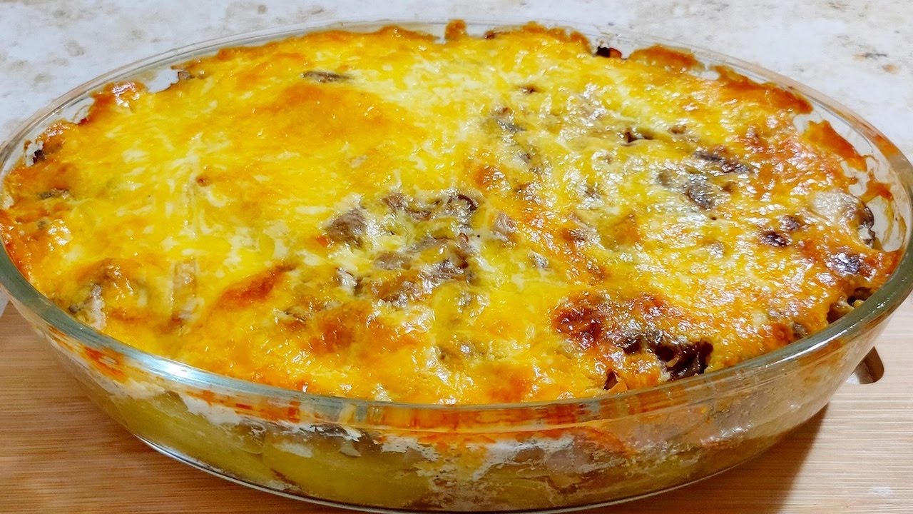 МЯСО В ДУХОВКЕ С КАРТОШКОЙ,ГРИБАМИ И СЫРОМ🧀Ольгины Рецепты. смотреть онлайн