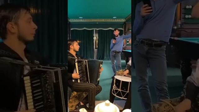 ЧЕЧЕНСКИЙ гармонист Иса Ахмадов. Очень красиво играет на гармошке. Это просто шедеврально ?