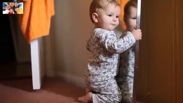 Дети исследуют свойства зеркала