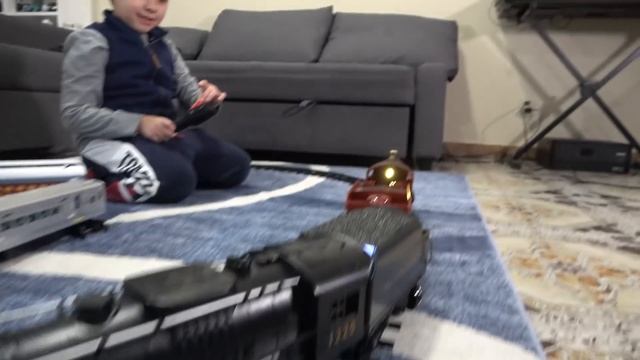 Johny Unboxes New Lionel Hogwarts Express Train Toy | Hogwarts Express Crashes With Polar Express смотреть онлайн