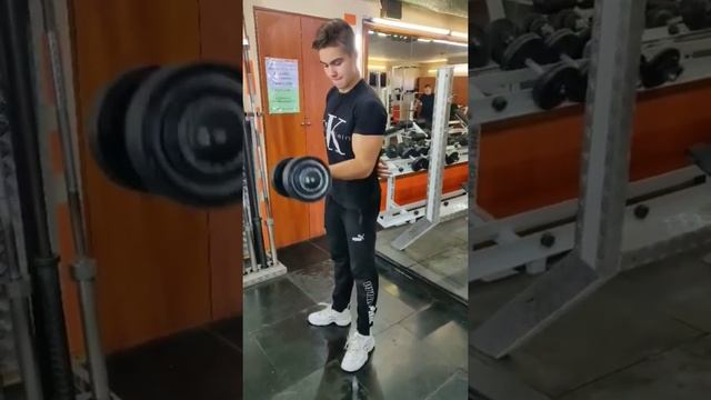 Топ 3 лучших упражнения с гантелями для бицепса смотреть онлайн