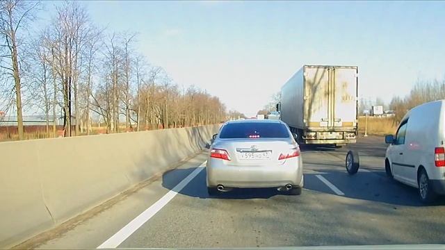 ОТВАЛИЛОСЬ КОЛЕСО У МАШИНЫ НА ХОДУ смотреть онлайн