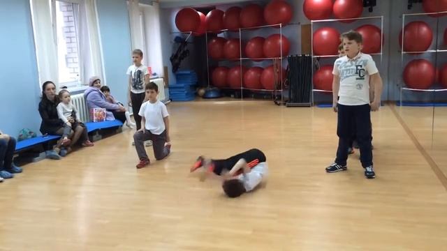 Брейк-данс: показательное выступление секции смотреть онлайн