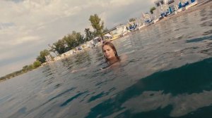 В воде озера