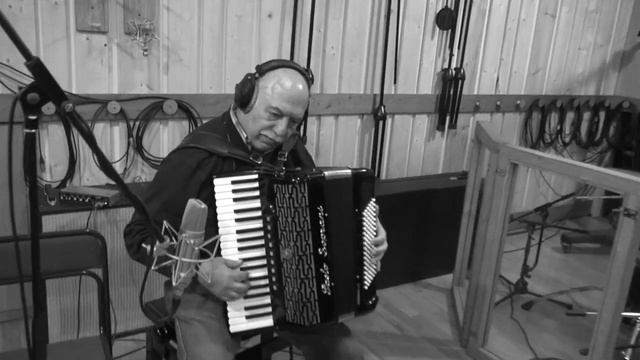 Валерий Сюткин и LightJazz - клип на песню 'А я иду шагаю по Москве' альбом Москвич 2015 смотреть онлайн