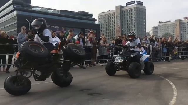 Дети на квадроциклах делают крутые трюки! смотреть онлайн