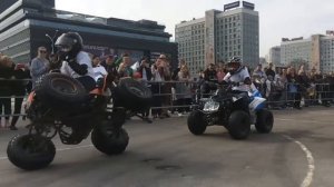 Дети на квадроциклах делают крутые трюки!