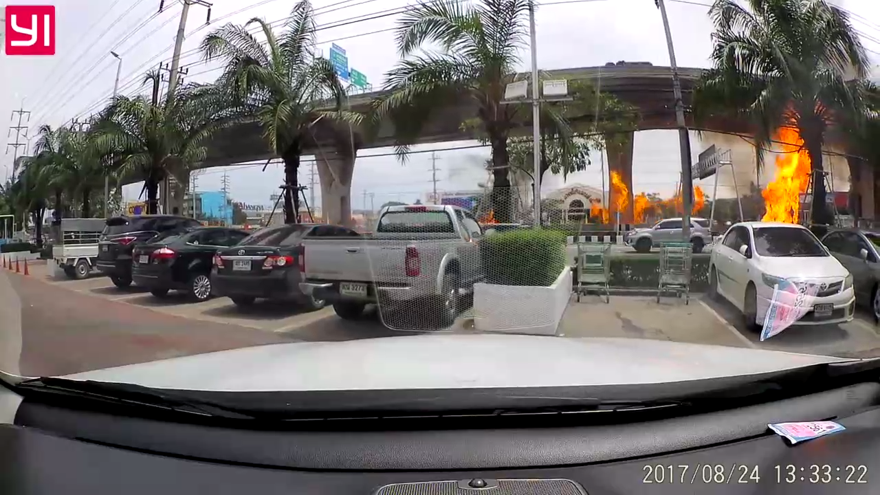 Взорвался на дороге смотреть онлайн