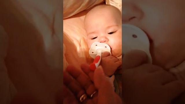 Зубки лезут. Десна чешутся. Слюнки во все стороны смотреть онлайн