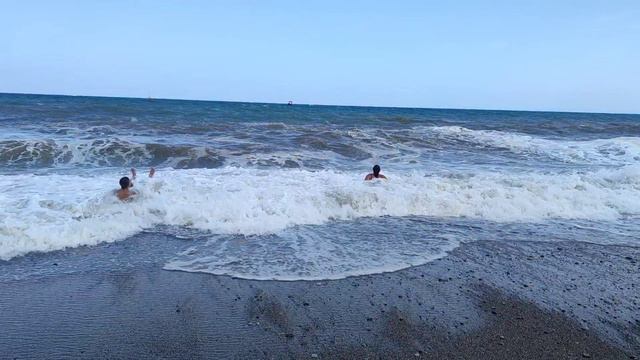 Накрыло волной! ОПАСНЫЙ ШТОРМ в Крыму. Пляж Алушты смыло смотреть онлайн