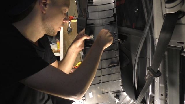 Снятие обшивки центральной стойки и чистка ремня безопасности смотреть онлайн