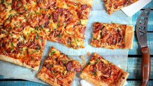 🍕 Пицца из слоеного теста с колбасой и грибами - рецепт очень простой пиццы на скорую руку