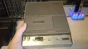 Достал один из самых первых кассетников Филипс. Давайте разберем